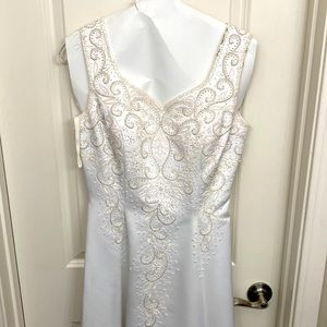 Wedding dress not labeled size 4ish good condition